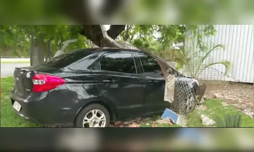 Motorista de aplicativo atinge muro de carceragem em Londrina