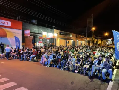 Muita gente curtiu as seções do Cinema na Praça em Jataizinho, na retomada do projeto