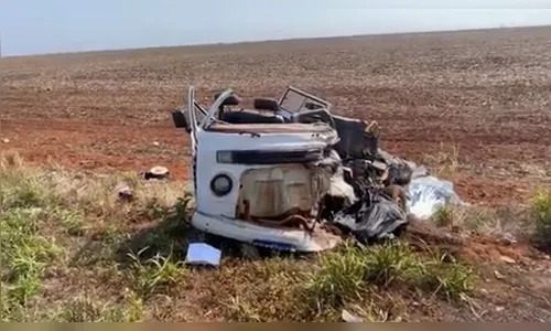 Quatro pessoas morrem em acidente entre carreta e Kombi