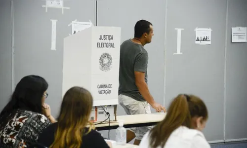 Após nove horas, horário de votação termina em todo o país