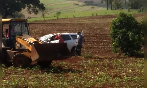 Carro da Prefeitura de Lidianópolis capota na PR-466