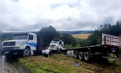 Motorista de guincho morre atropelado por carreta que rebocava no PR