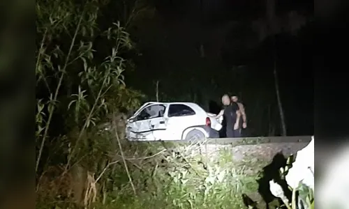 Carro é prensado por dois trens no Paraná e motorista sai ileso