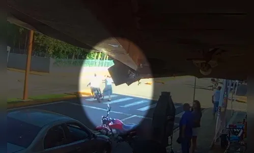 Vídeo: idosa é atropelada por jovem que empinava moto, no PR