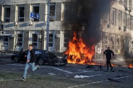 O bombardeio desta manhã (10) atingiu principalmente Shevchenkivskyi, o distrito central de Kiev