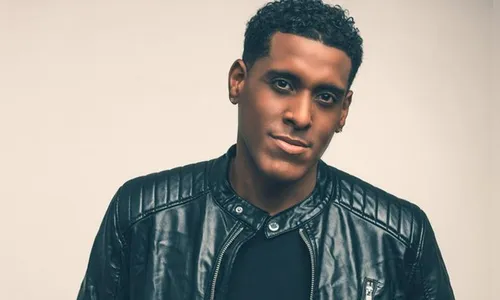 Cantor de 41 anos morre depois de sofrer convulsão durante show