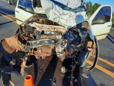 O carro, com placas de São João do Ivaí, ficou com a frente bastante destruída