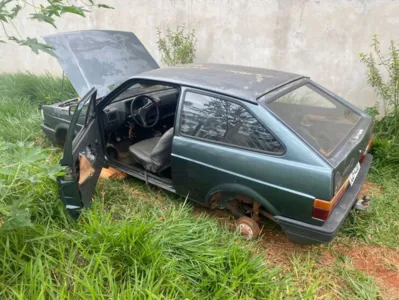 O carro estava sem os quatro pneus, sem a bateria, som e faltando peças do motor