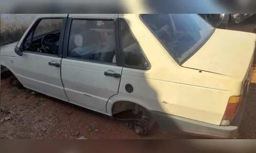 Carro furtado em Arapongas é encontrado 'depenado' em Apucarana