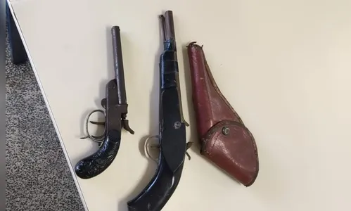 Professora encontra duas armas antigas em mochila de criança de 3 anos