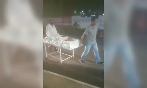 Cansado de esperar por transporte, filho leva mãe para casa em maca