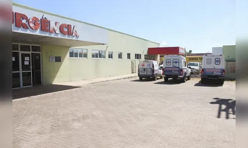 Rapaz morre após sofrer descarga elétrica ao usar celular na tomada