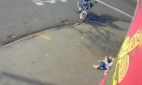 Vídeo: homem abandona o próprio filho, de 7 anos, na frente de padaria
