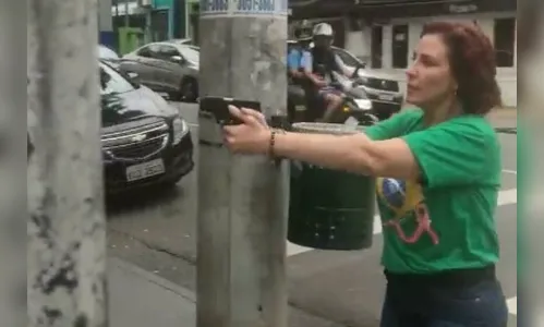 Vídeo: Deputada Carla Zambelli saca arma na rua em São Paulo