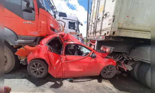 Carro é prensado entre caminhões na BR-376, em Ponta Grossa