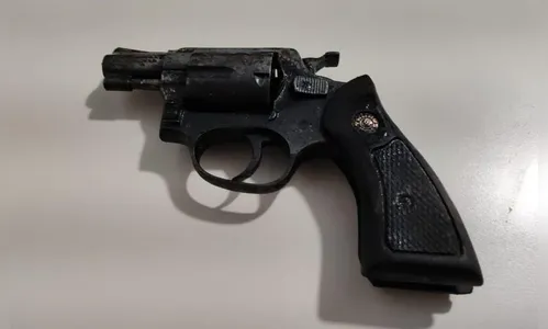 Revólver é encontrado ao lado de corpo carbonizado em residência no PR