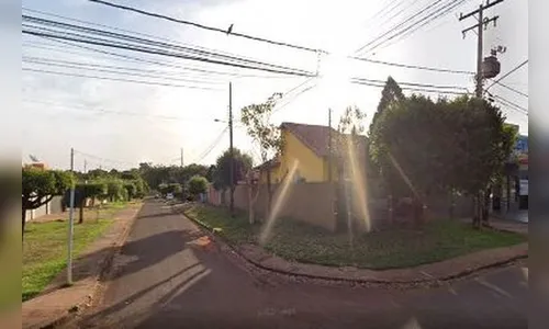 Homem persegue jovens e atira contra eles após se irritar com bom dia