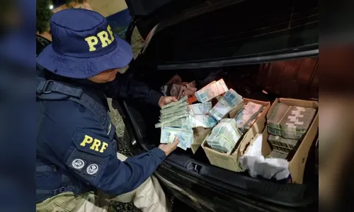 Agentes da PRF encontram R$ 2,5 milhões em porta-malas de carro