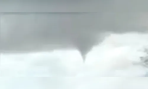 Vídeo: moradores de Paranavaí registram tornado durante temporal