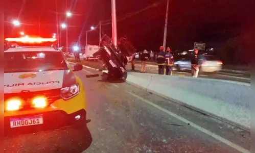 Motorista morre ao capotar carro e bater contra poste no Paraná