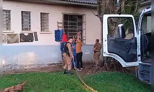 PMs e moradores de Faxinal evitam propagação de incêndio em colégio