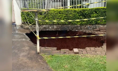 Homem cai em cratera de 4 metros no PR; buraco surgiu após chuvas
