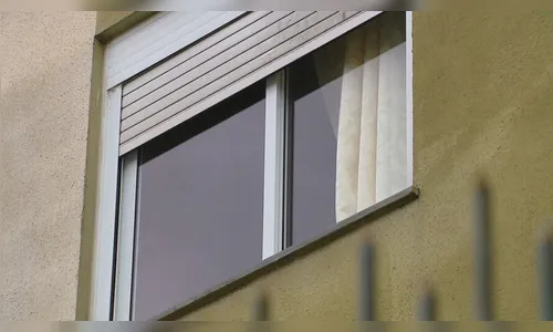 Bebê é jogada de janela do 1º andar pelo pai; vizinha salvou a criança