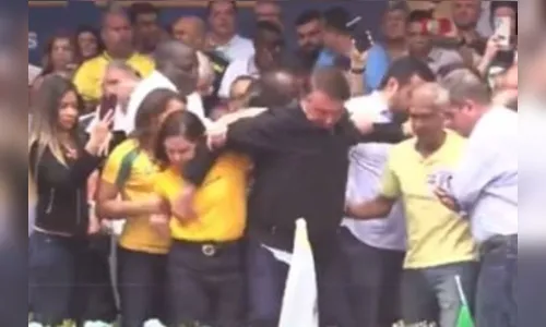 Vídeo: Bolsonaro leva susto após instabilidade em palanque