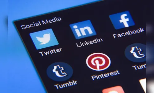 Elon Musk assume controle do Twitter e demite executivos