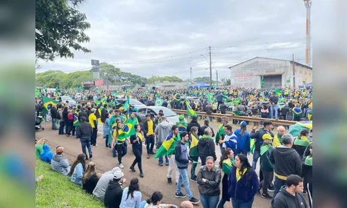Multidão protesta em frente ao Exército de Apucarana; assista