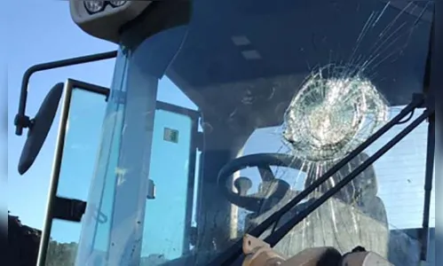 Sobrinho ameaça tio e causa danos em trator por causa de dívida