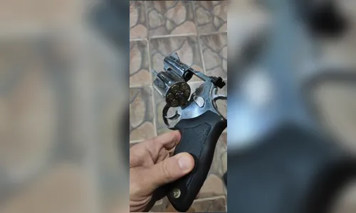 Homem dá tiro dentro de casa, é preso e ameaça namorada e policiais