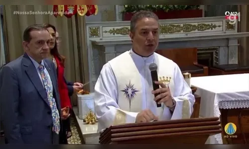 ‘Não é dia de pedir voto’, diz padre após visita de Bolsonaro em missa