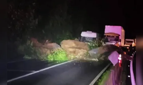 Barreira desmorona e interdita BR-277 que dá acesso ao litoral do PR