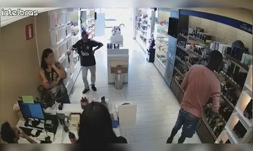 Ladrões desejam 'boa tarde' e acalmam vítimas durante assalto; assista