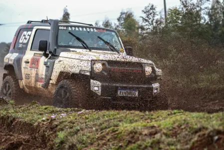 Os competidores encararam cerca de 600 quilômetros que apresentaram diversos tipos de obstáculos off-road