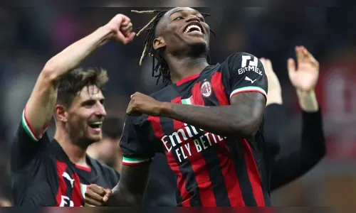Milan derrota Juventus e cola no topo da classificação