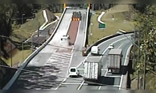 Ônibus com 50 passageiros perde freio e área de escape evita tragédia