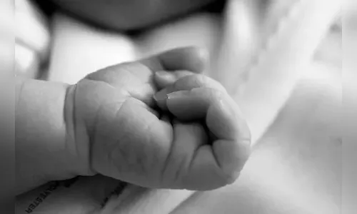 Bebê de 2 meses morre esmagado pela mãe, que adormeceu ao amamentá-lo
