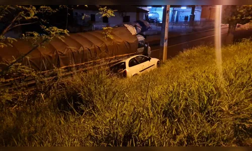 Carro sai da PR-466, desce barranco e bate em caminhão