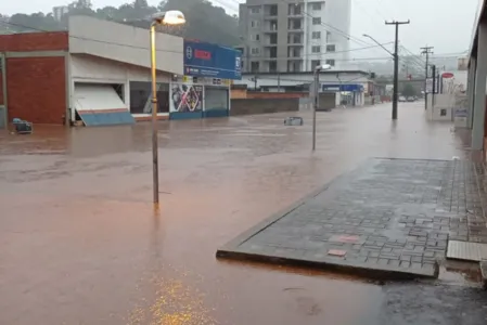 Ruas alagadas pelas chuvas, com mais intensidade no Sudoeste do Estado