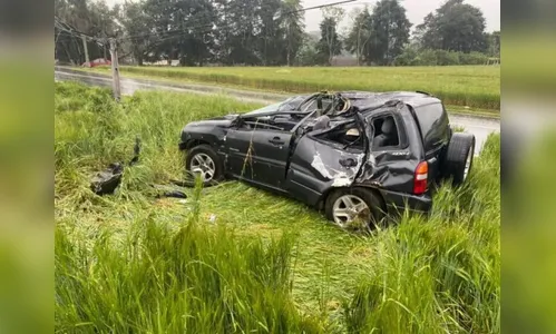 Criança de 3 anos morre e irmão fica ferido após carro sair da pista