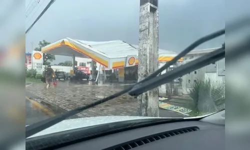 Chuva e fortes ventos derrubam telhado de posto de combustíveis no PR