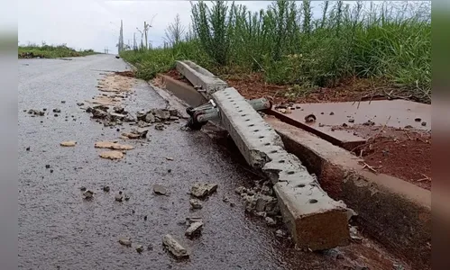 Ladrões derrubam postes para furtar fiação, em Sarandi