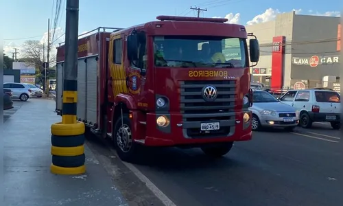 Bombeiros controlam fogo em carro na Avenida Minas Gerais