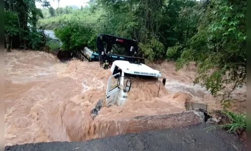 Ponte despenca com caminhão em cima e deixa homens ilhados
