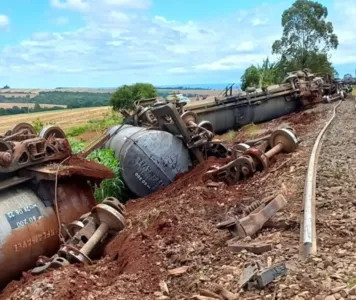 Vagões descarrilaram danificando a ferrovia