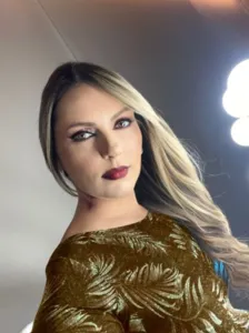 Viviane Mairink de Oliveira, que vem fazendo sucesso nas redes sociais como Vivi