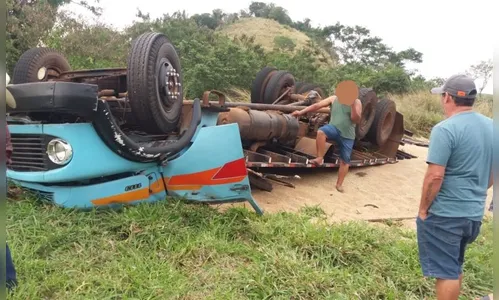 Caminhão tomba na 'Descida do Sabino' em Novo Itacolomi