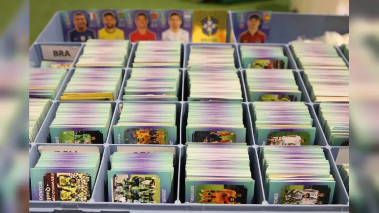 A experiência das figurinhas ultrapassa a passividade de somente assistir, além é claro, de formar vínculos e laços com quem você está montando o álbum.